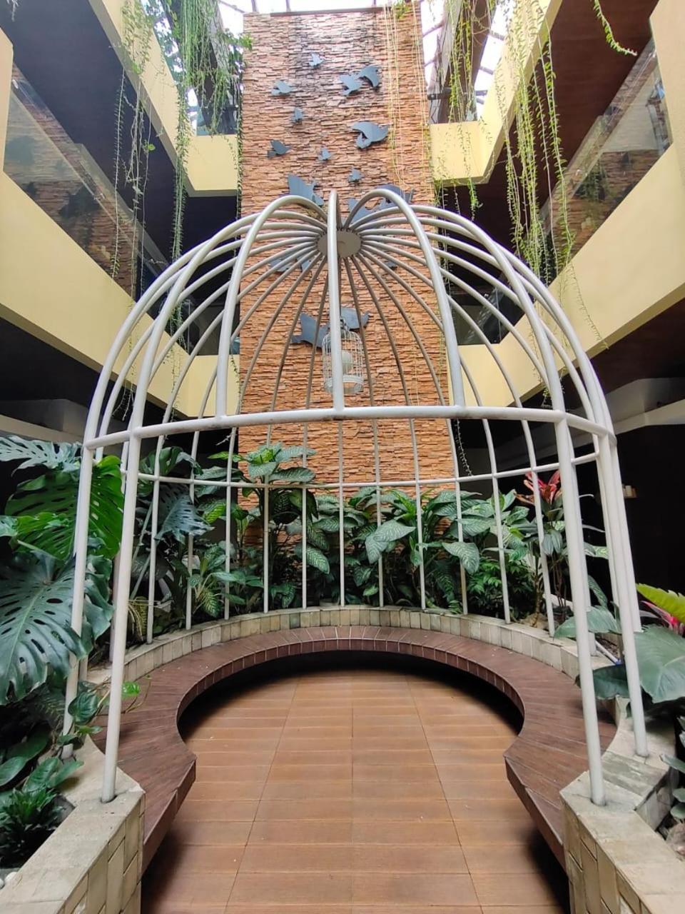 Sweet Garden Guest House Malang Ngoại thất bức ảnh